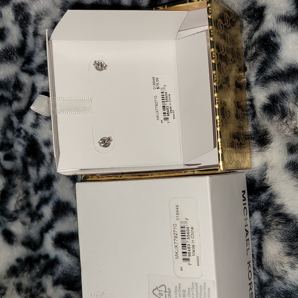 MK Signature Logo Engraved Heart Studs Gold-tone NIB Style# MKJX7792 - Picture 16 of 16